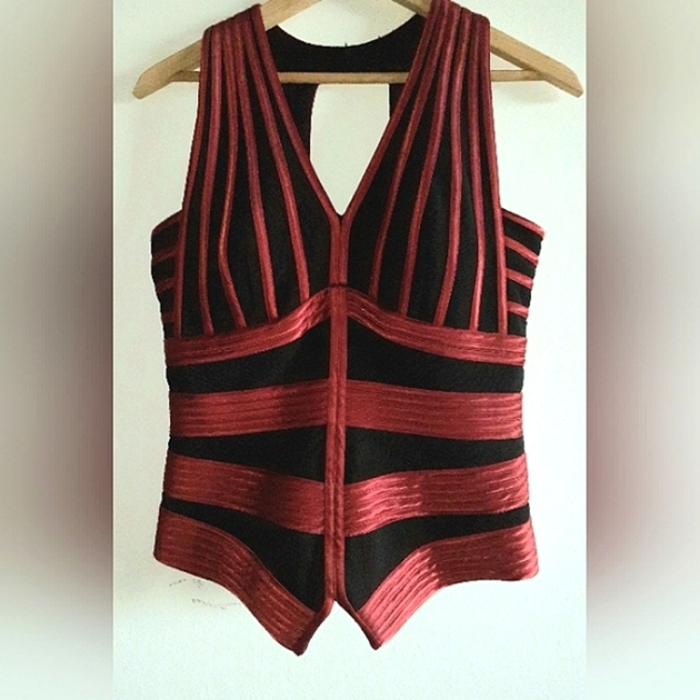 Gilani cool fitted sleeveless V-neck bodycon top, S-M